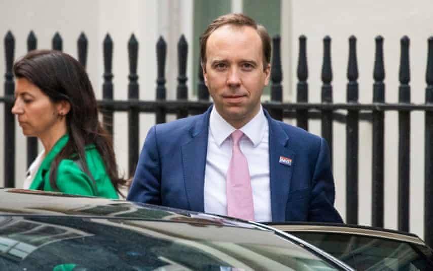 Escándalo amoroso en Reino Unido: renunció el ministro de Salud tras besar a su amante y romper las reglas sanitarias