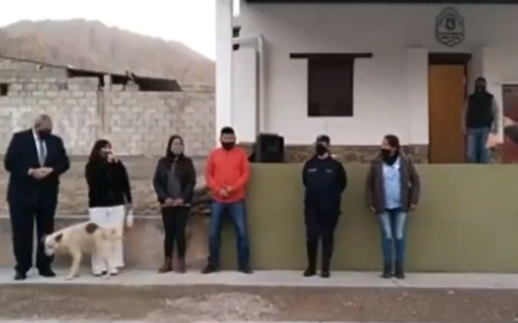 VIDEO: Una intendenta que inauguraba un destacamento municipal fue orinada por un perro