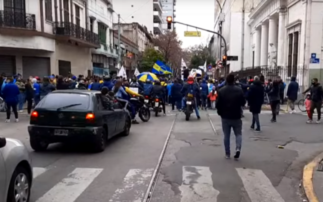 Los hinchas de Boca salieron a las calles a festejar el aniversario del descenso de River