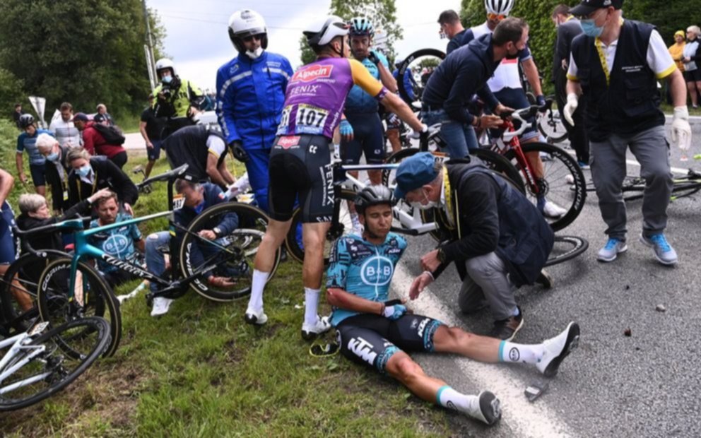 Fotos.- Insólito: espectadora provocó un accidente masivo en el pelotón del Tour de Francia