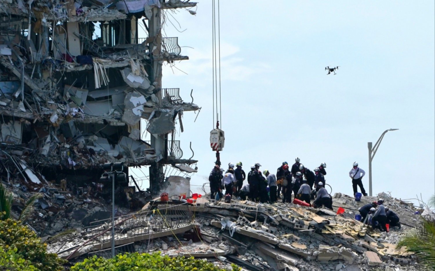  Hallan cuatro cuerpos y son nueve los fallecidos por el derrumbe de un edificio en Miami