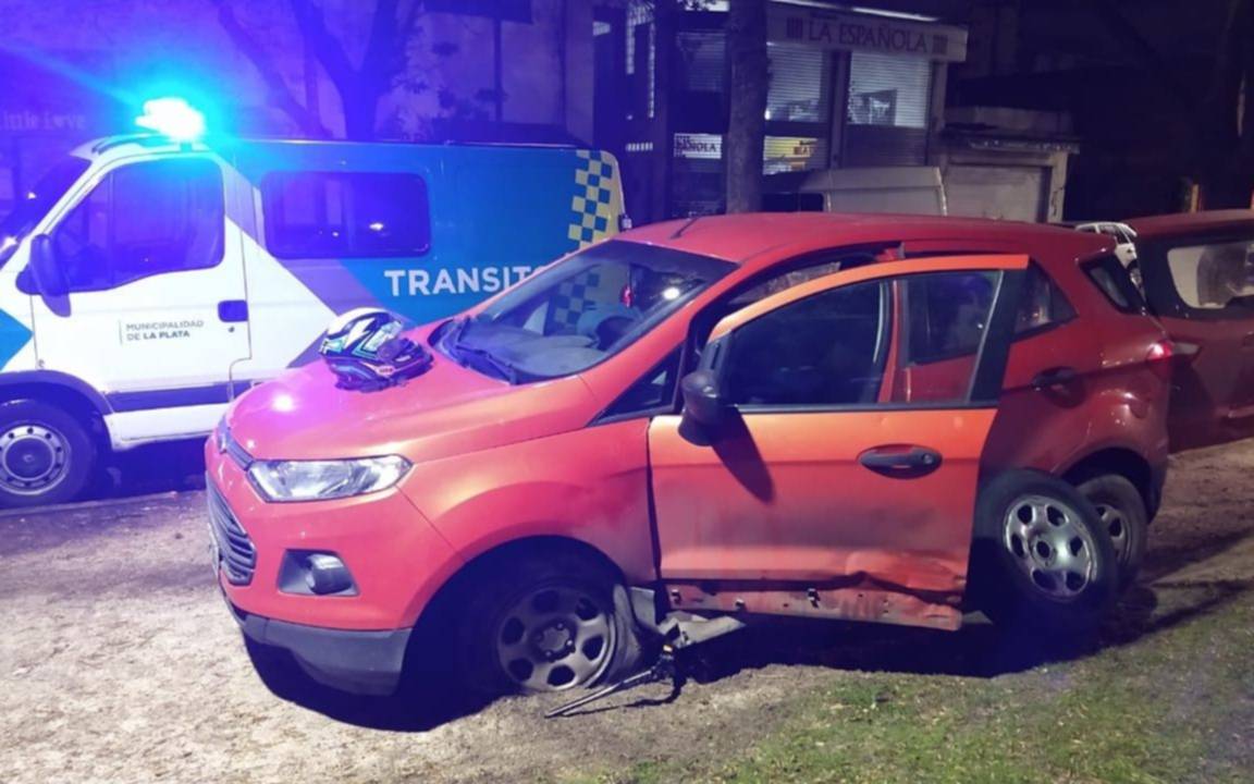 Perdió el control y terminó arriba de la plaza de 25 y 44