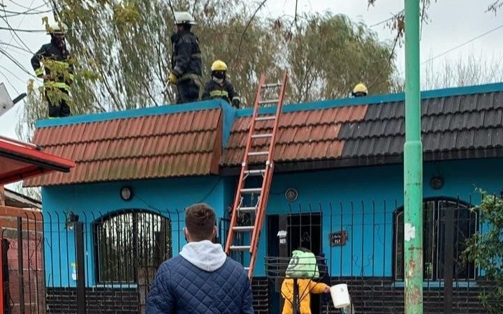 Una mujer con principio de asfixia por el incendio de una casa en Ensenada