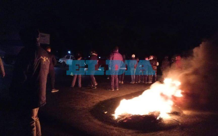 Vecinos cortan la Ruta 2 por la falta de luz: "En una semana cuatro veces"