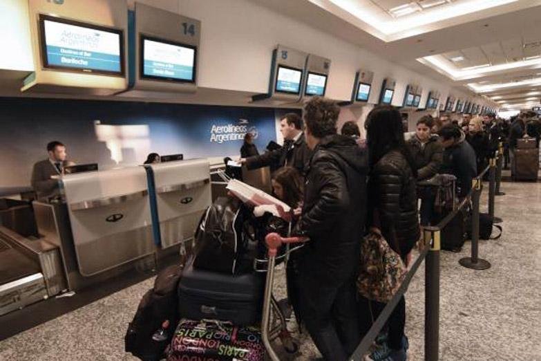 Las aerolíneas advierten que “miles” de argentinos podrían quedar varados en el exterior