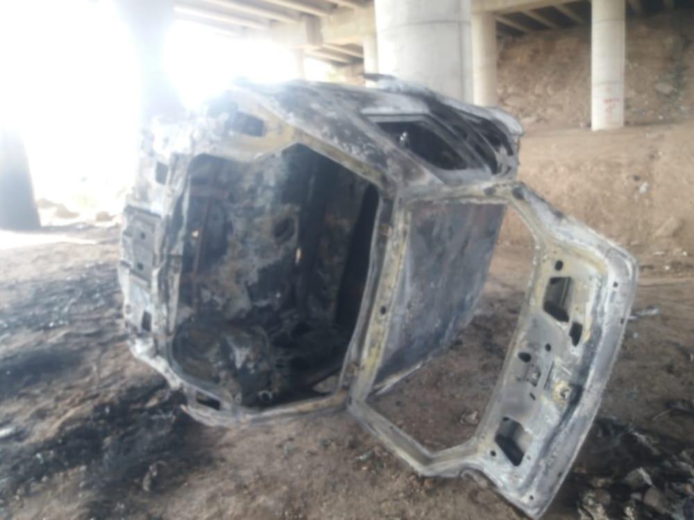 Golpean a un remisero y le prenden fuego el auto