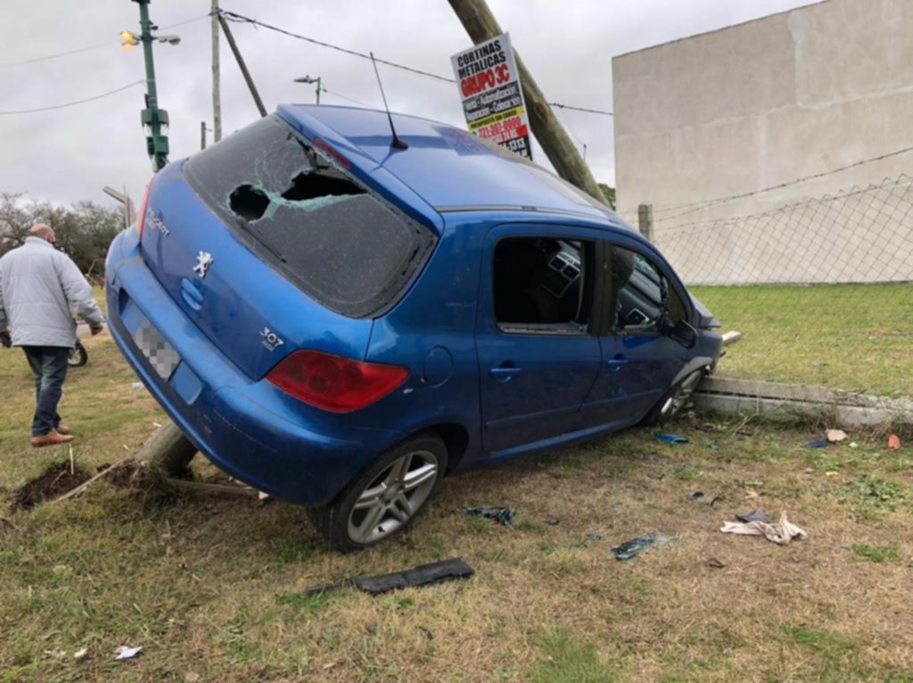 Se despistó y terminó contra un poste en Hernández