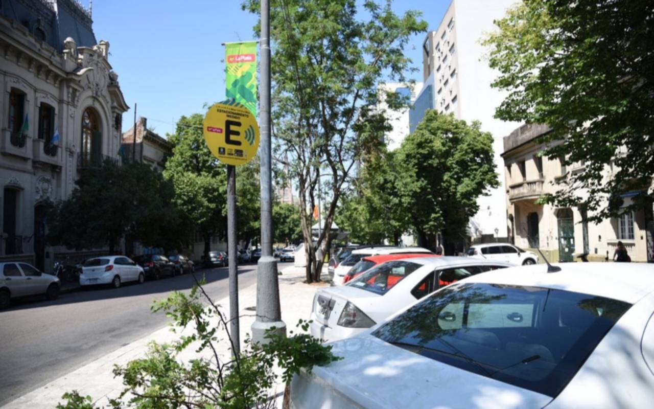 En La Plata extienden el estacionamiento medido gratis por unos días más: ¿Cuándo vuelven a cobrarlo?