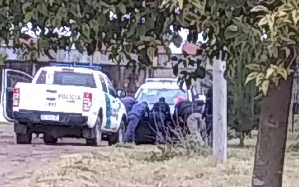 Un patrullero se quedó encajado en un barrio que pedía por el arreglo de calles