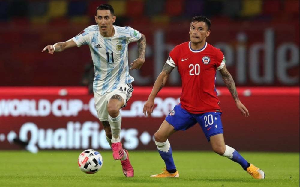 Di María, afuera del banco de los suplentes