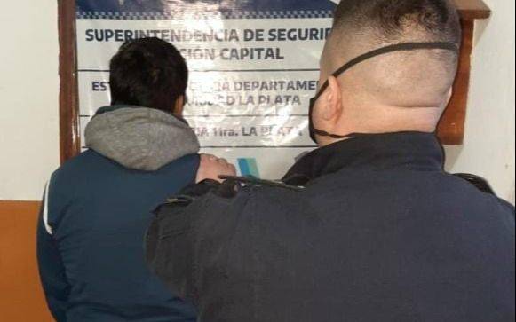 Golpeó, amenazó de muerte a su ex pareja en Ringuelet y encima quiso pegarle a la policía