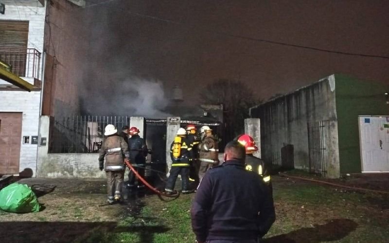 Tragedia en Los Hornos: padre e hijo murieron en un incendio