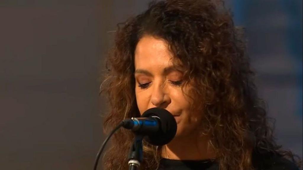 “Si tengo que cantar para los políticos, les cobraría mucho”
