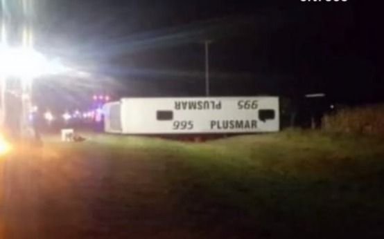 Trágico vuelco de un micro en Ruta 2: dos muertos y varios heridos