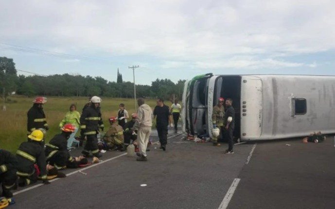 Versiones encontradas del chofer y una pasajera por el vuelco fatal en la Ruta 2