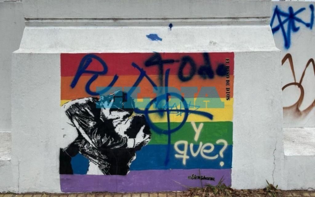 En La Plata retrataron el "Beso de Dios" por el Día del Orgullo LGBT: ya lo atacaron