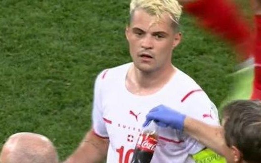 "¿Agua? ¡No!": Tras la polémica que desató CR7, Xhaka se mostró tomando Coca Cola