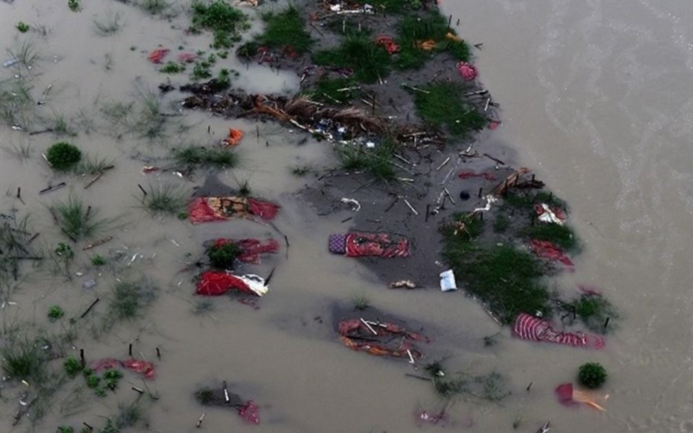Las peores fotos de la pandemia: cadáveres emergen del sagrado río Ganges, en India