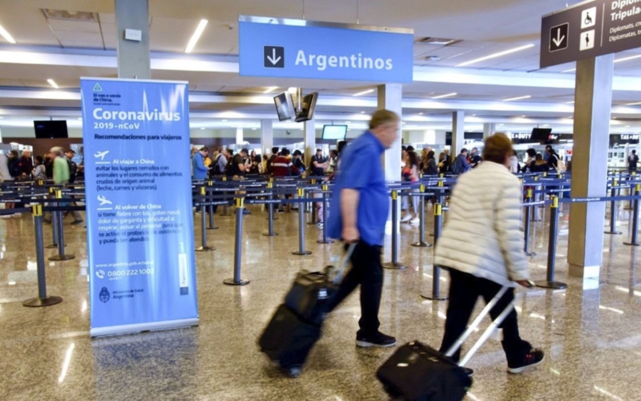 De extenderse el límite de vuelos, un argentino podría llegar a estar más de dos meses en el exterior antes de poder regresar