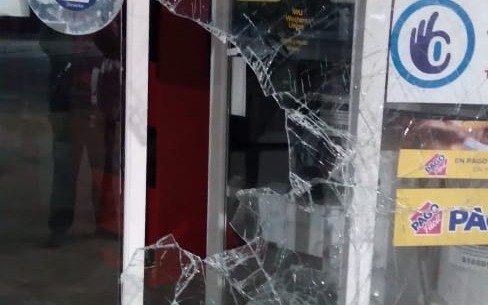 Rompieron la vidriera y se llevaron un TV: buscan a un Duna blanco por el robo en calle 12