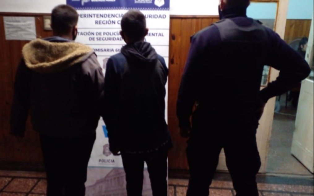 Apresaron en el patio de una casa de Tolosa a un chico de 15 años y un joven de 24