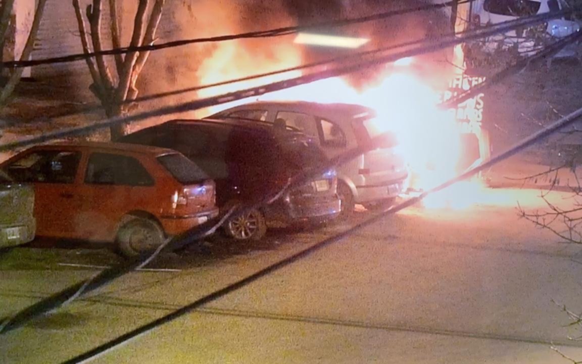 Quemaron autos en un estacionamiento de YPF y lo atribuyen a la interna de la Uocra