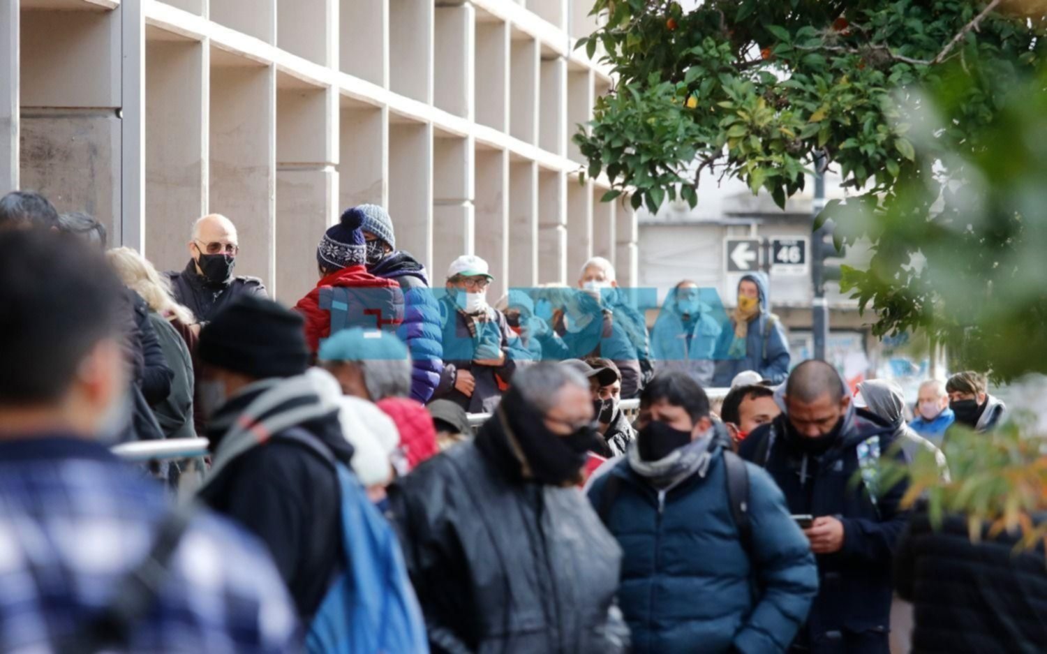 Con el pago a jubilados y el envión del aguinaldo, los bancos de La Plata reciben a un aluvión de gente