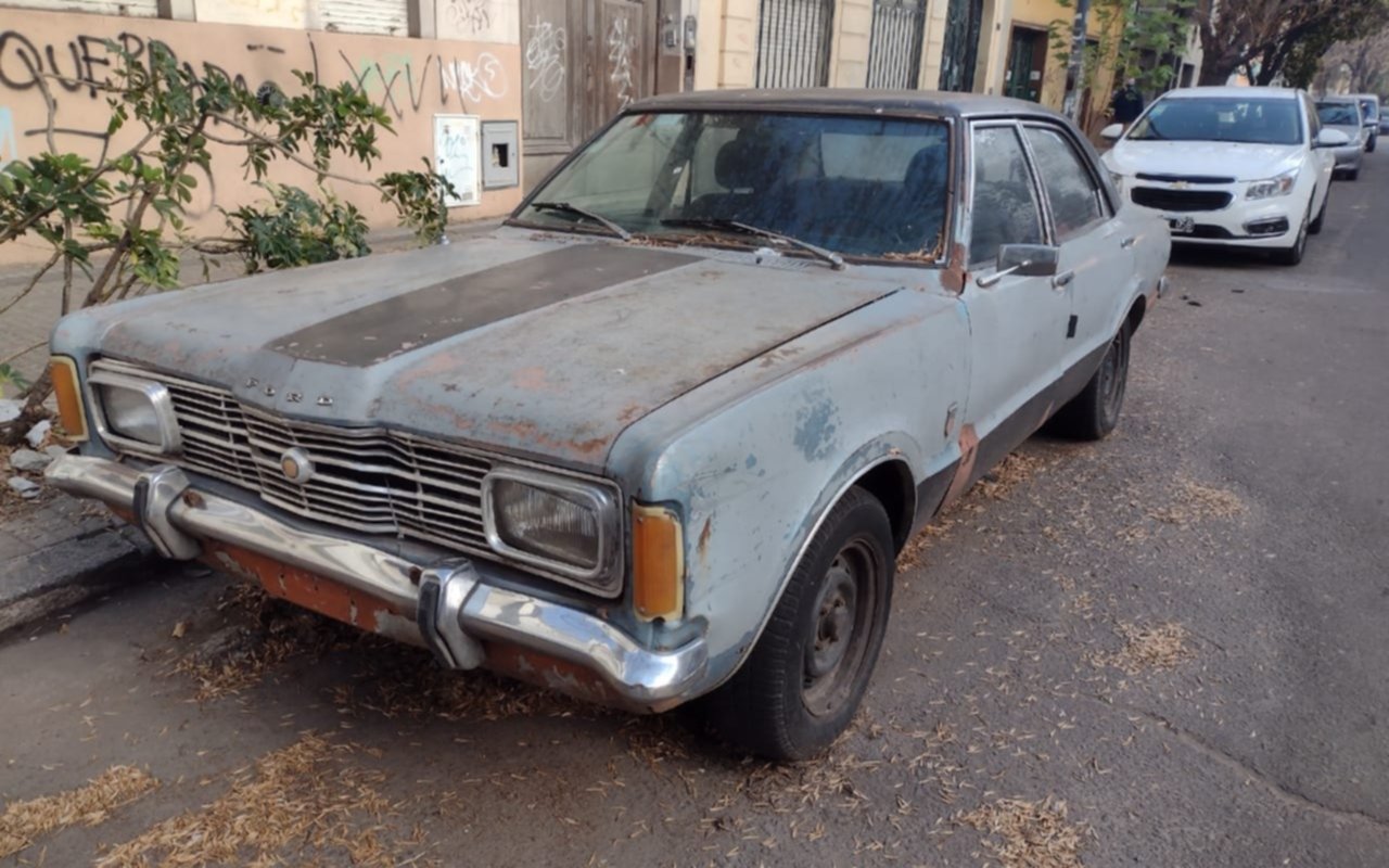 Reclamo por un auto abandonado en 3 entre 45 y 46