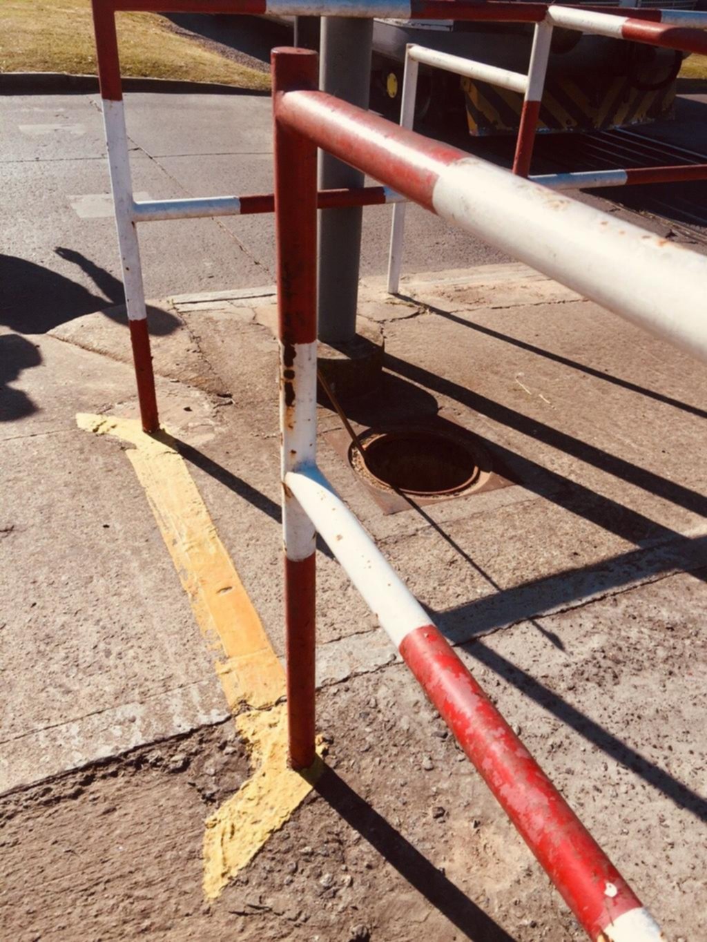 Peligro por un pozo sin tapa en un paso a nivel