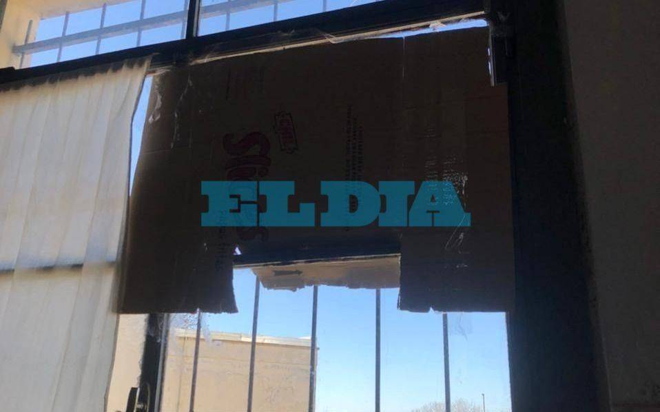 Sin gas y tapando los vidrios rotos con cartones en plena ola polar: así estudian en una escuela de La Plata