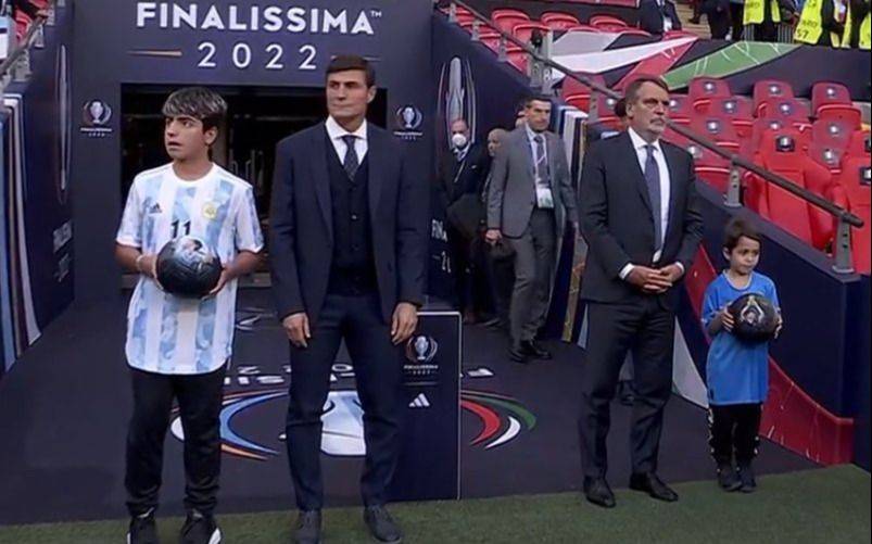 El homenaje en memoria de Diego Maradona y la participación de Benjamín Agüero