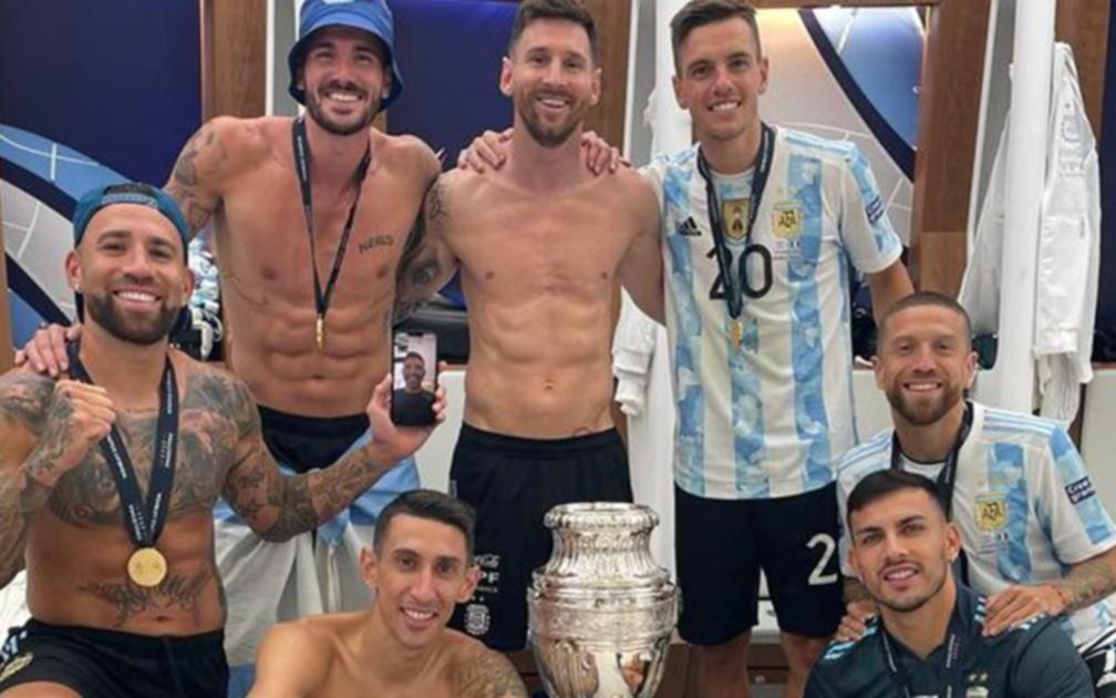 El "Kun", presente: el gesto de los jugadores argentinos en los festejos del vestuario campeón