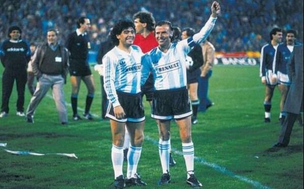 La disparatada orden de Bilardo a Troglio, en un juego a beneficio de la selección con Maradona y Menem