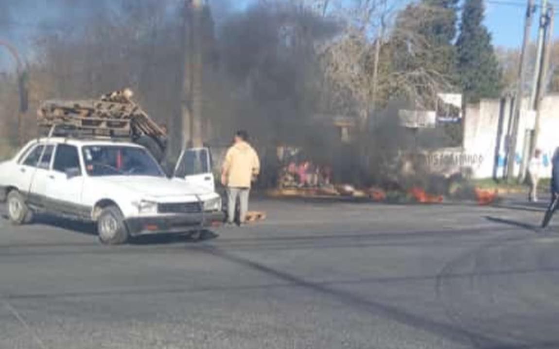 Vecinos bloquearon la 520 por "falta de luz" y causaron caos en el tránsito: qué dice Edelap