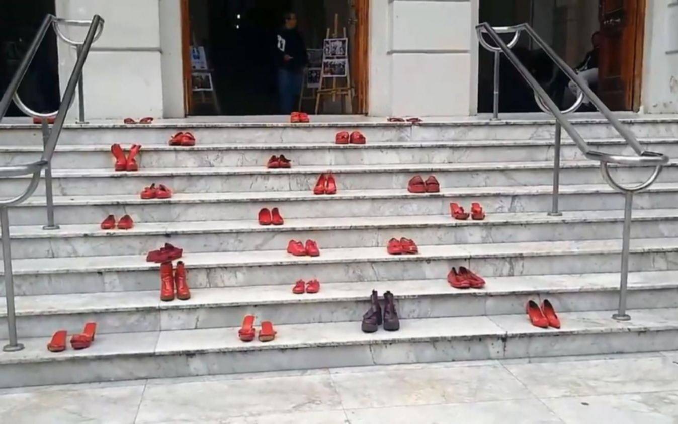 Zapatos rojos en las escalinatas de Tribunales
