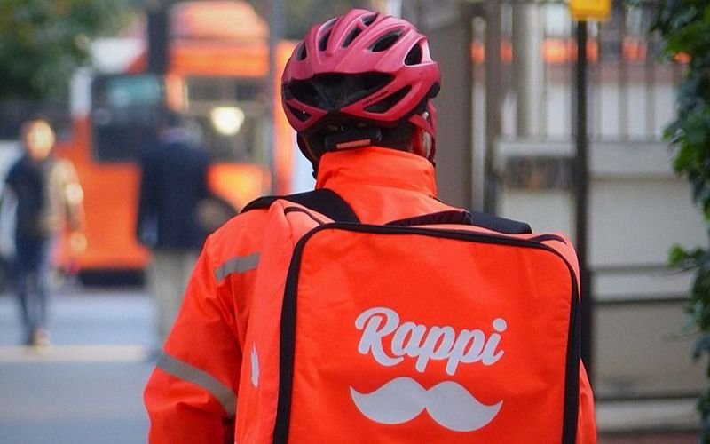 Un repartidor héroe la ayudó a recuperar su celular robado: lo busca por toda La Plata