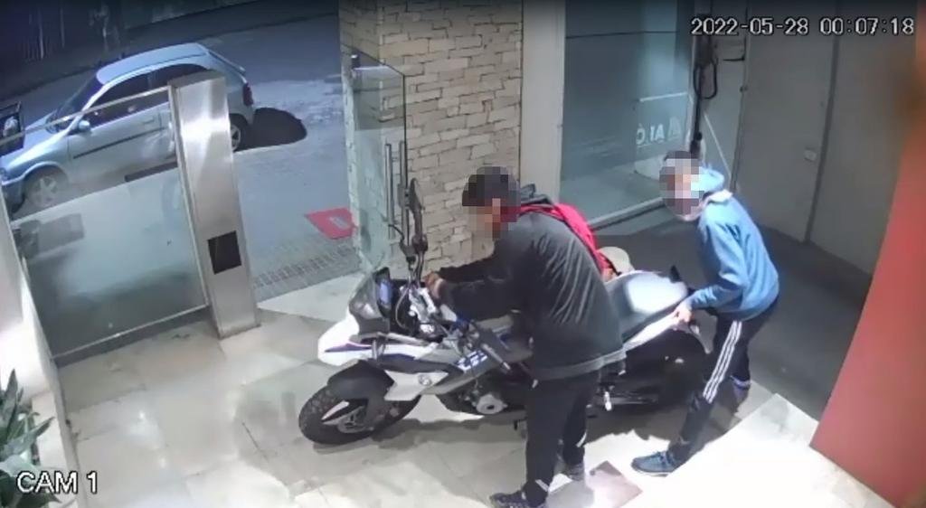 Escaparon con una moto importada valuada en varios millones de pesos