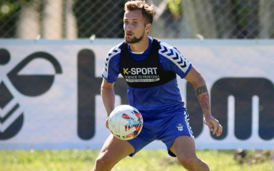 Enrique evolucionó bien y Pipo pondría el mismo equipo que le ganó a Liniers
