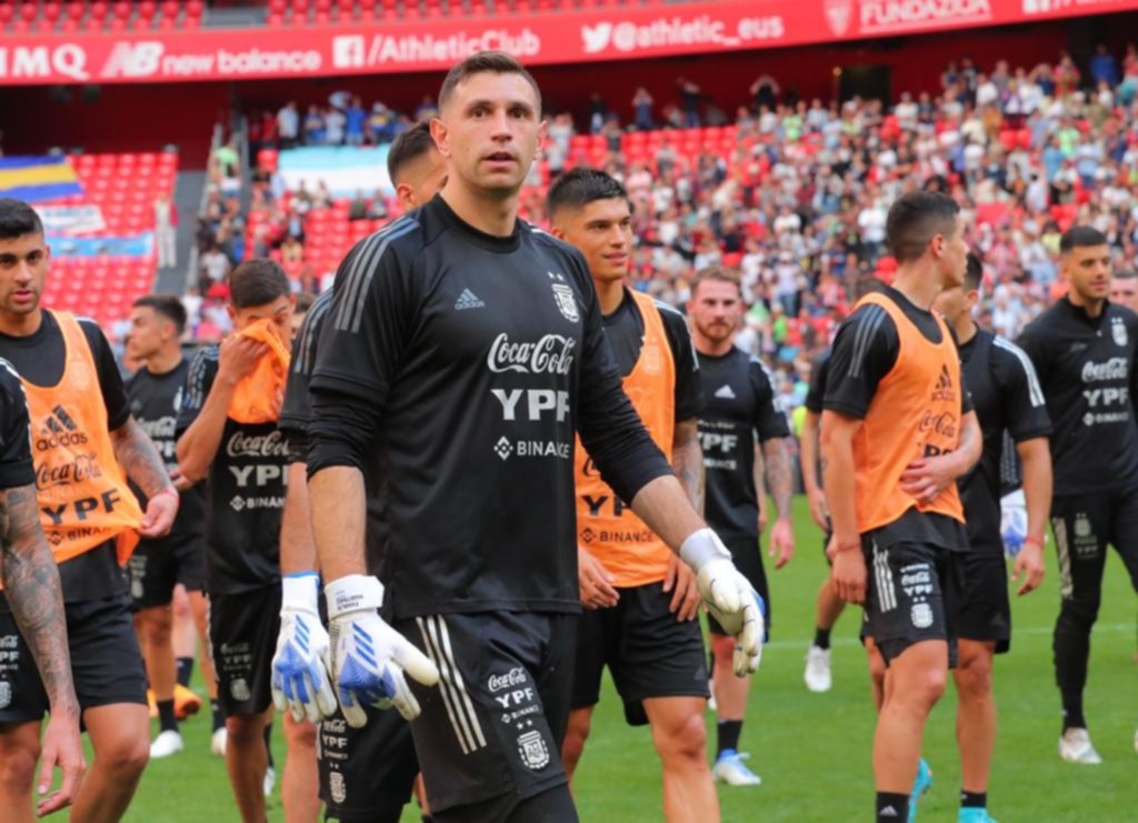 El “Dibu” Martínez y Paredes quedaron desafectados para el amistoso ante Estonia