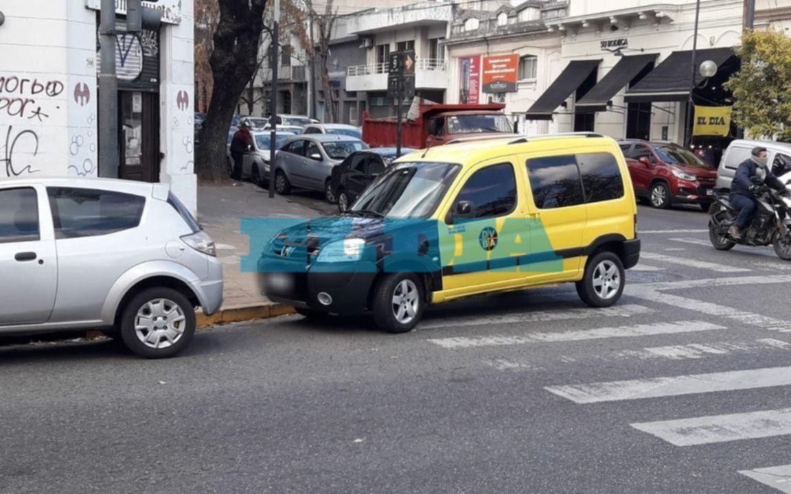 "¿Querés una calle para vos?", la respuesta por un auto de Vialidad mal estacionado en 9 y 44