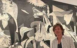 La foto de Mick Jagger con el "Guernica" de Picasso trajo algunos inconvenientes  