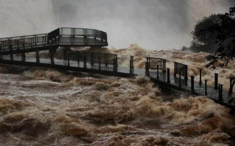 Fuerte crecida del Río Iguazú provoca el cierre del circuito Garganta del Diablo en las Cataratas