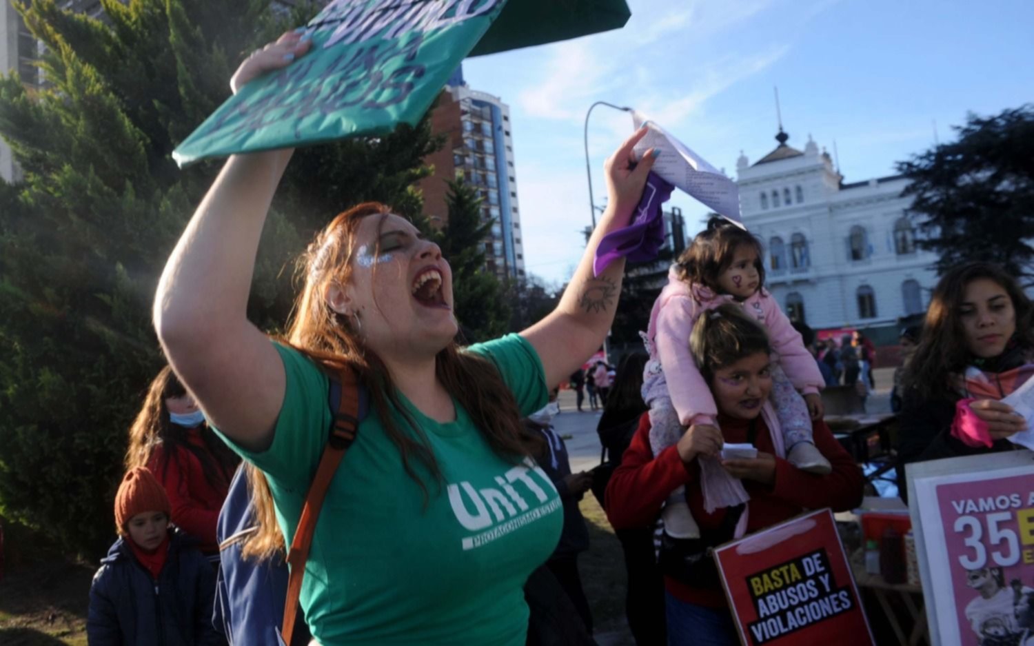 FOTOS | El frío no las detuvo: la marcha del Ni Una Menos en las calles platenses