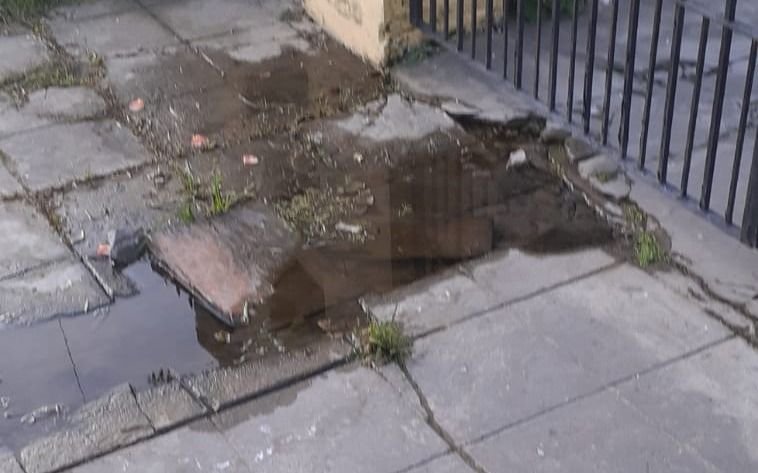 Una pérdida de agua lleva dos meses a la espera de reparación en Villa Elvira
