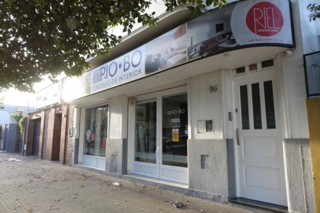 Maniataron y golpearon al dueño de una cortinería de Barrio Hipódromo