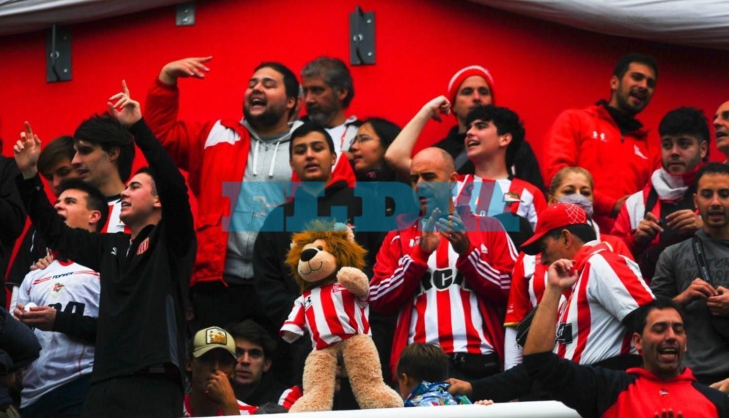 Todo el color albirrojo en las tribunas en una tarde clásica: mirá la galería de fotos