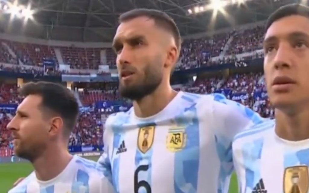 ¡Para emocionarse! Así sonó el himno argentino en Pamplona