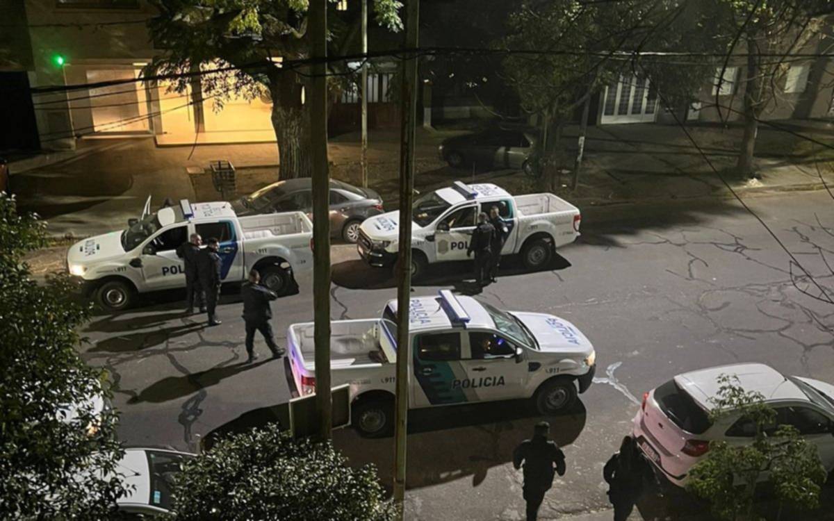 Tres menores generan pánico en un edificio de La Plata: aseguran que se roban las motos