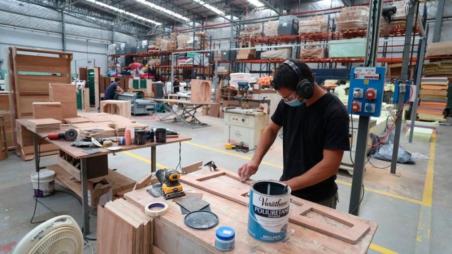 Pymes y comercios sobreviven en un mercado cada vez más chico