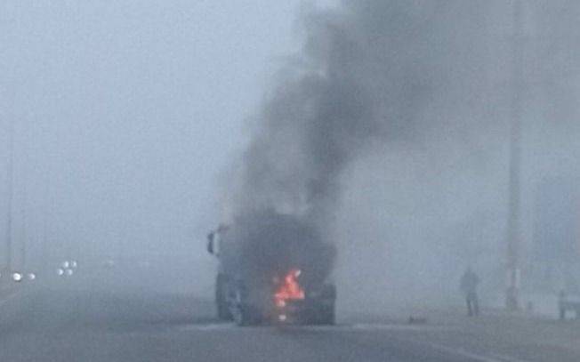 Ardió camión cisterna en la autopista
